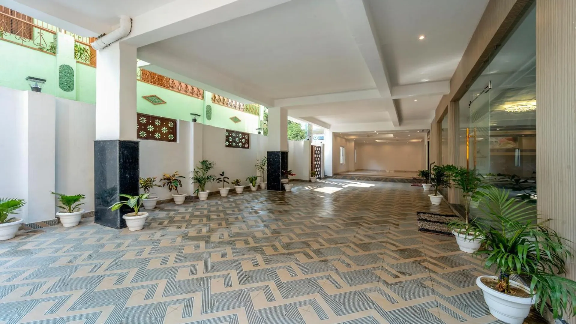 *** Hotel Treebo Raj Palace Benares India